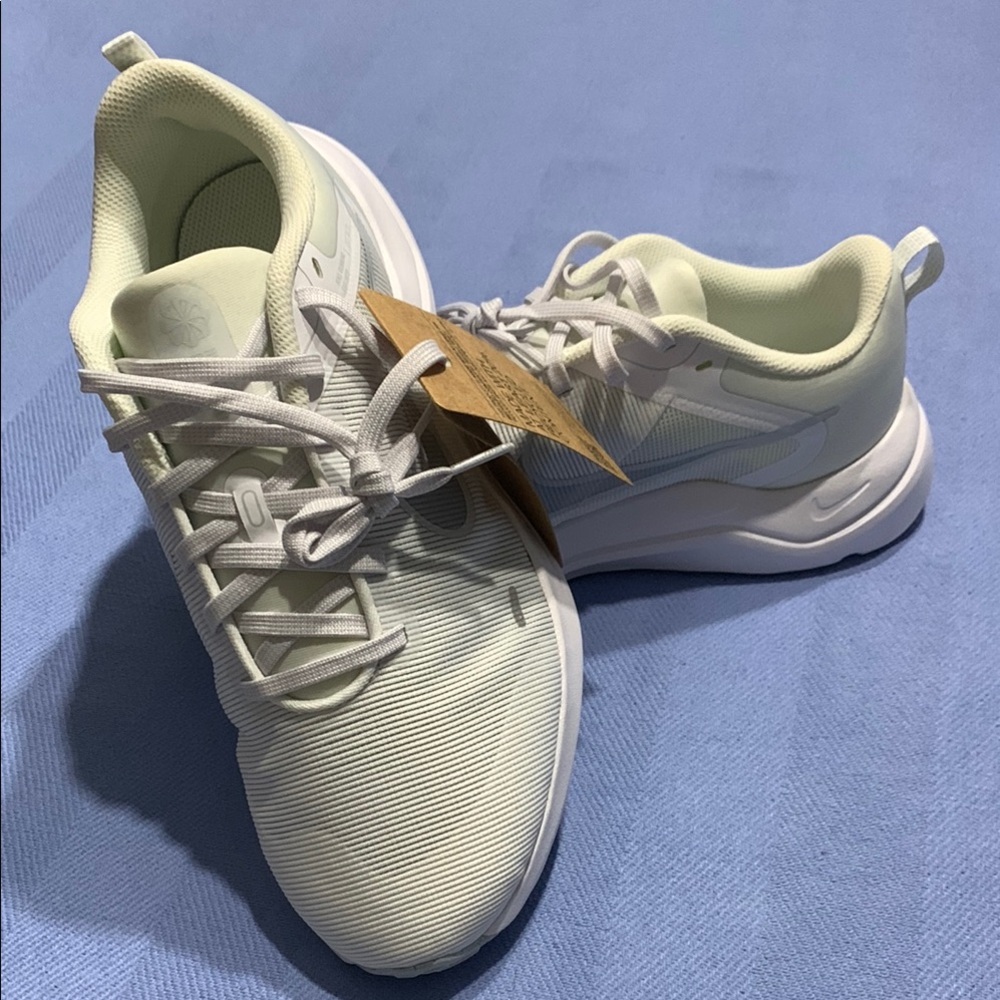 Nike size 8.5 Wide DOWNSHIFTER 12 EXTRA
WIDE 'WHITE PURE PLATINUM' DM0919-100 - Picture 3 of 5